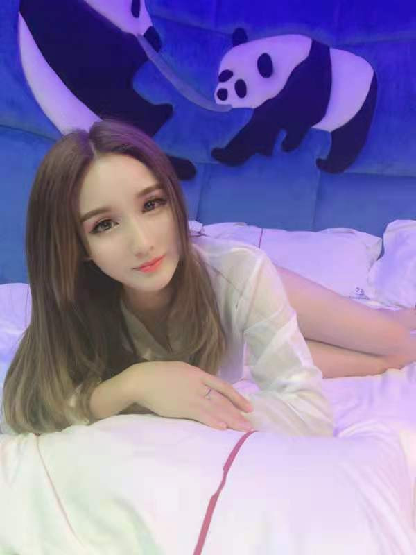 长相甜美 大长腿